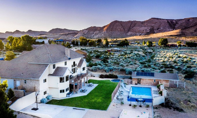 St. George House | Big Families, Private Pool + Pickle ball, Hot Tub, Exercise + Secret Room, Games