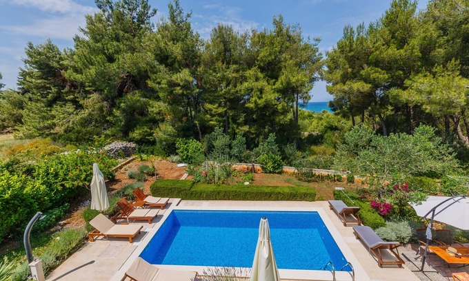 Mirce Villa | Big family villa with pool, quiet & green location, just 2 minutes walk to beach