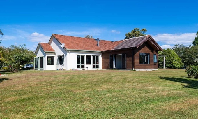 Tikitere House | Big Inn Brunswick | 6 Bed, 4 Bath on 2 Acres