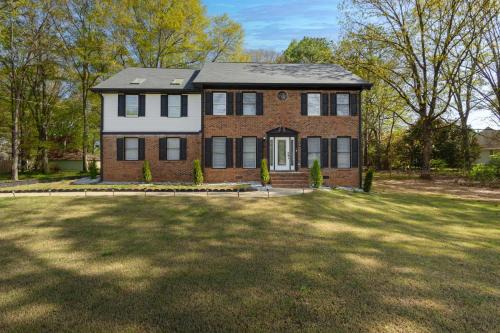 Ellenwood House | Big Modern Family Home On 1 Acre Land w Firepit & Grill