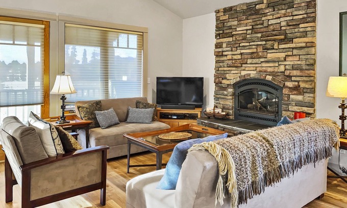 Sisters Condo | Big Mt View Condo View of the Mountains in Sisters, A/C, Gas Fireplace