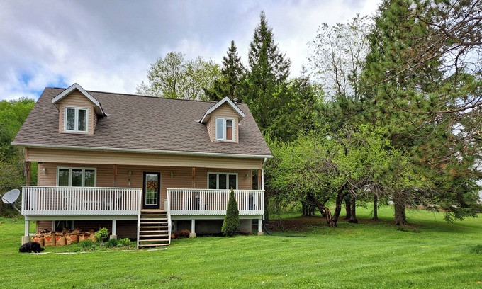 Bancroft House | Big, rustic cottage with all the amenities. Pet Friendly! Jet tub! Fire Pit!