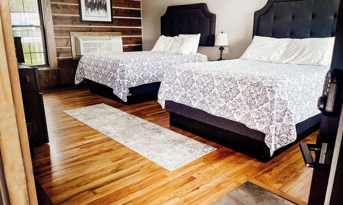 Lake Itasca Hotel | {Big Timbers} Lodging next to North Entrance of Itasca State Park