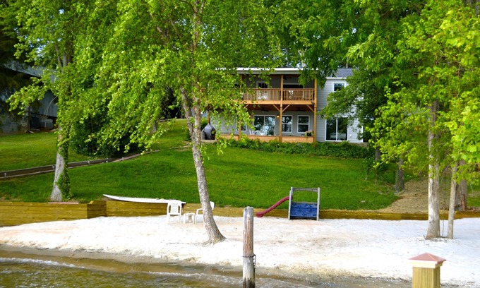 Steele Creek Cottage | Big water, wide view, amazing sunsets. RATES REDUCED for fall & winter getaways.