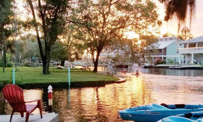 Weeki Wachee Gardens House | Bigfoot Bungalow -Enjoy being directly on the clear waters of Weeki Wachee River