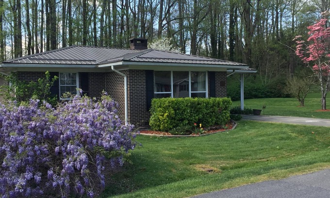 Brevard House | Bike/hike/play! 1/2 mile to Pisgah Nat'l Forest, 7 miles to DuPont. Clean&close