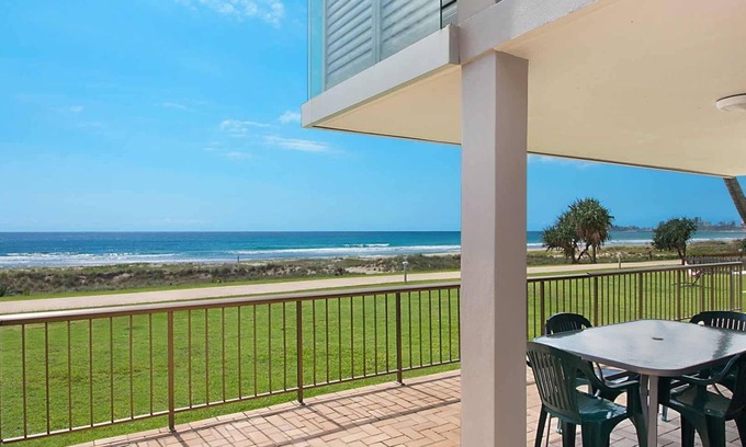 Bilinga Apartment | Bilinga Beach 4 - Absolute Beachfront