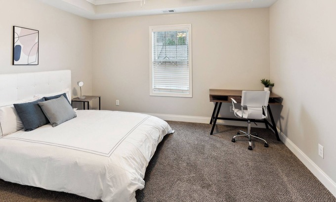 Clarksville Apartment | Biltmore Luxury 1513 #8 Townhomes l 2Bd 2 Bth