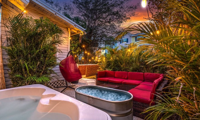 Mango Groves Cottage | Bio-Hackers! Beach 1 Mile, Cold Plunge, Sauna, Hot Tub, Xbox, Walk to Downtown!