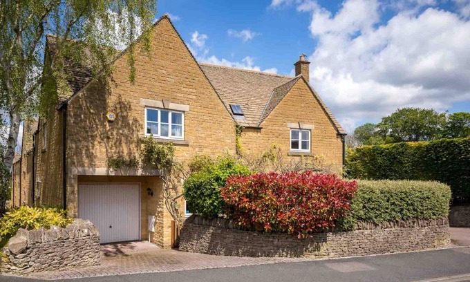 Stow-on-the-Wold House | BIRCH HOUSE, pet friendly, with a garden in Stow-On-The-Wold