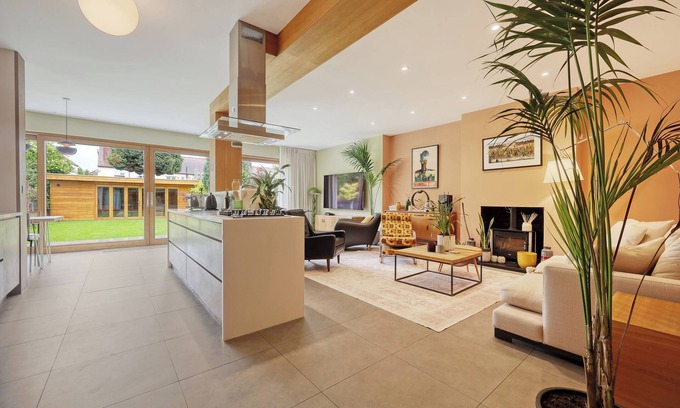 Redbridge House | Birdies Nest | Golf-Side Retreat in Wanstead, Perfect London Getaway