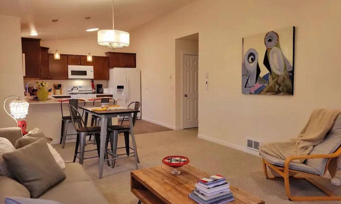 Redmond House | Birdsnest Rest Downtown Redmond Or. Walk to restaurants, breweries and shopping!