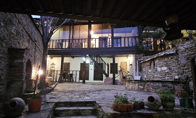 Birgi House | Birgi Mai Siyah Konak; Osmanlı döneminden kalma bağımsız girişli evler.
