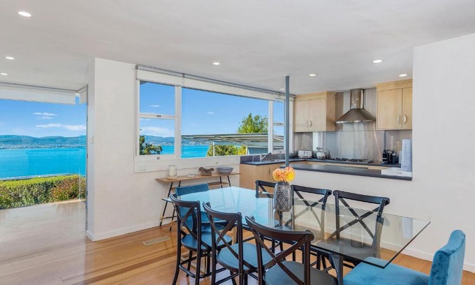 Sandy Bay House | Birngana stylish spacious with stunning views