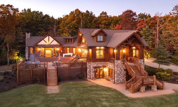 Helen Cabin | Bison View Lodge -Epic Views | Hot Tub | Pickleball Courts