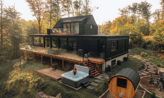 La Conception Cottage | Bläk Kabin | Ski Tremblant, Sauna, Hot Tub & Yoga