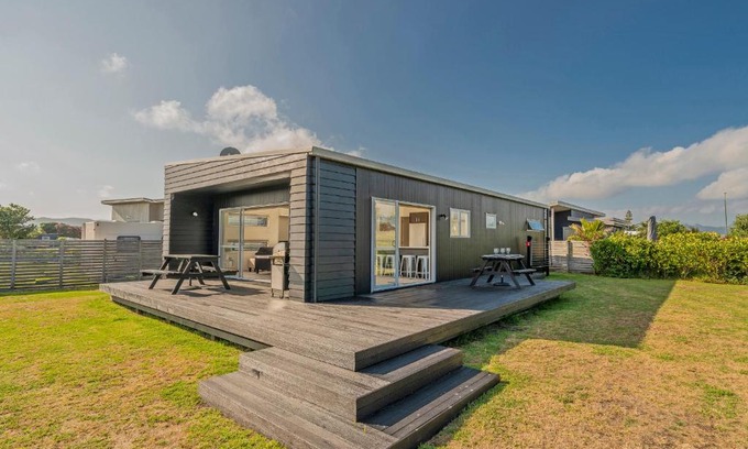 Matarangi House | Black Bach Pod - Matarangi Holiday Home
