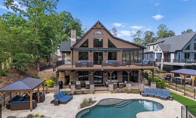 Lake Norman of Catawba House | Black Bear Lodge by AvantStay | Lakefront, Dock, Pool, Theater | Sleeps 20+