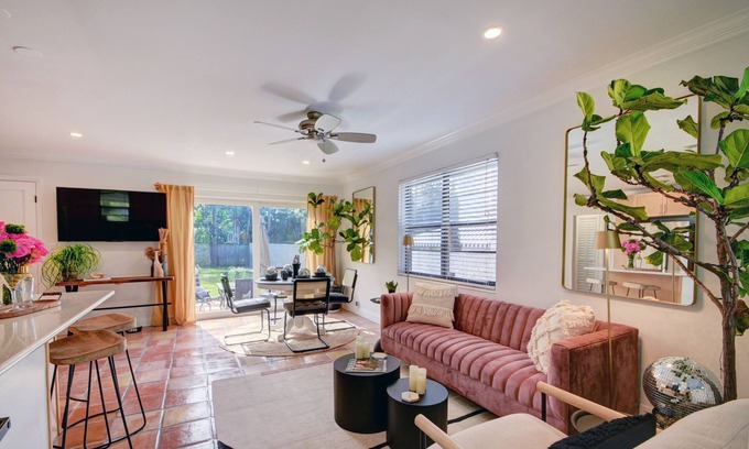Flamingo Parks House | Black Flamingo: Flamingo Park Walkable, Pet Friendly, Fenced In Yardn