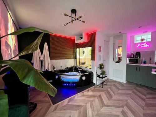 Souppes-sur-Loing Apartment | Black Love-room - Balnéo - Cinéma