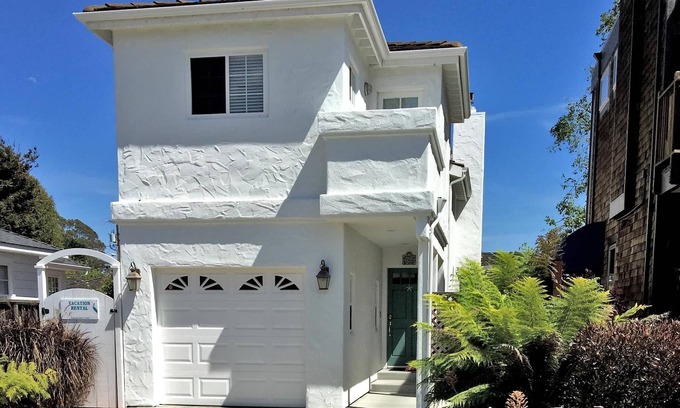Eastside Santa Cruz House | Blacks Beach Retreat,Wi-Fi, near Harbor & Steps to Twin Lakes Beach!