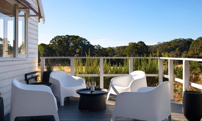 Lyonville House | Blacksmiths Cottage- a picturesque country escape in Lyonville