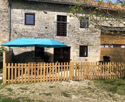 Blanzay House | Blacksmiths Cottage in Blanzay - 3 beds