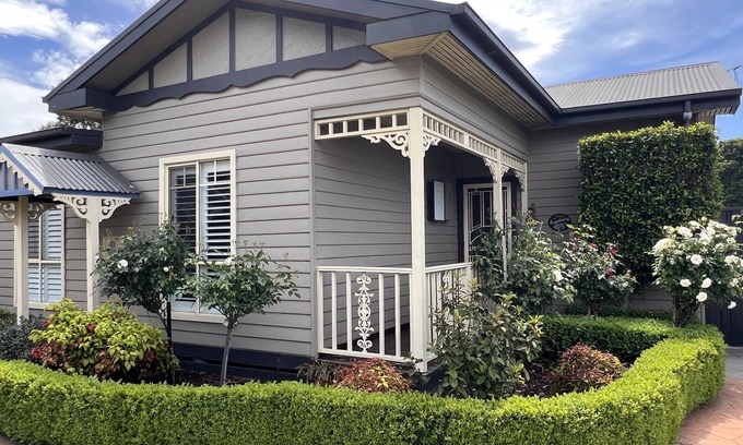 Traralgon House | BLACKSMITHS LANE 2 BEDROOMnGorgeous ultra clean 2 Bedroom/2 Bathroom cottage.