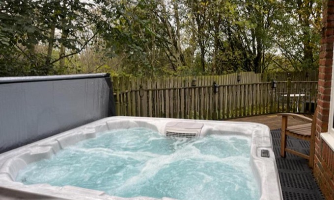 Blaydon on Tyne Apartment | BlaydonBurn - Sleeps 4 5 - Parking - HotTub - Yard