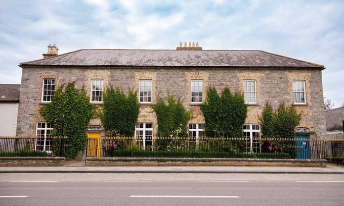 Abbeyleix House | Blend of historic elegance and modern comfort. Family and Pets-Friendly.