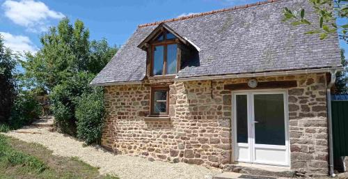 Mantilly House | Bleu - 3 star small gite with hot tub and heated pool