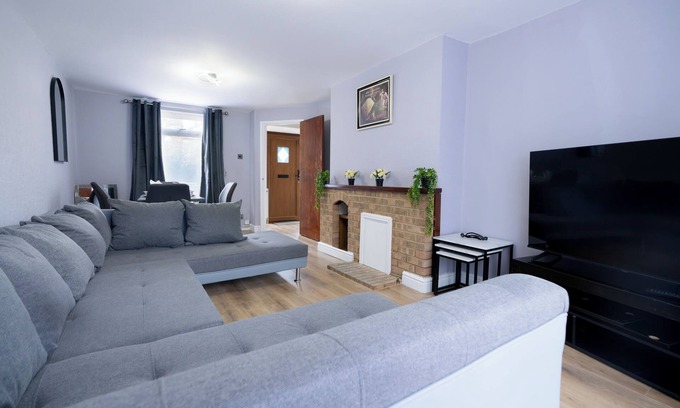 Belvedere House | Bliss House - Modern 3Beds with Sweeping Views