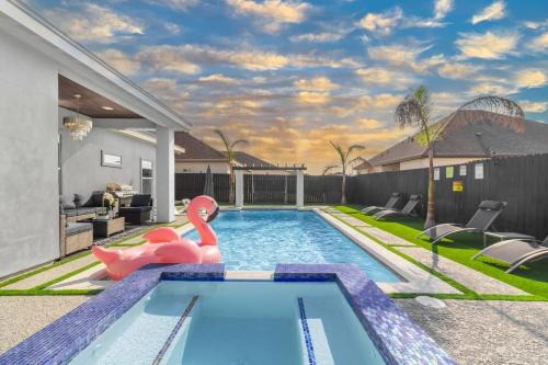 Edinburg House | Blissful Escape-Lux Modern 3BR Home Pool,Heated Spa and Mini Golf