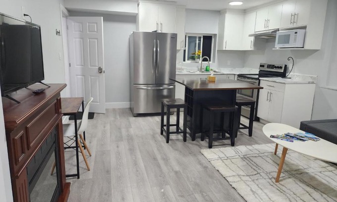 Fleetwood House | Blissfull Two Bedroom Suite Near surrey centre