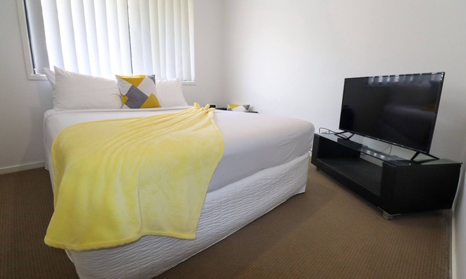 Morayfield House | BLK Stays Guest House Deluxe Unit One Side