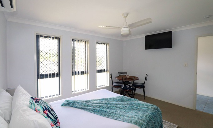 Morayfield House | BLK Stays Guest House Deluxe Front Units Morayfield