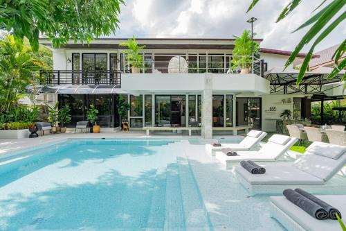 Chang Phueak Villa | Blue Bird Palace- Grand Pool Villa in Nimaan