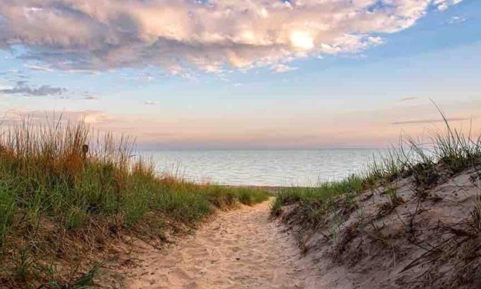 Wheeler House | Blue Birdhouse - No Cleaning Fee - Pet Friendly - Dunes National Park