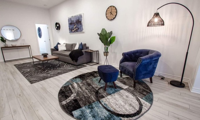 Milton Park Apartment | Blue&Gold/Plateau/St-Laurent/SelfCheck-In/AC/TV