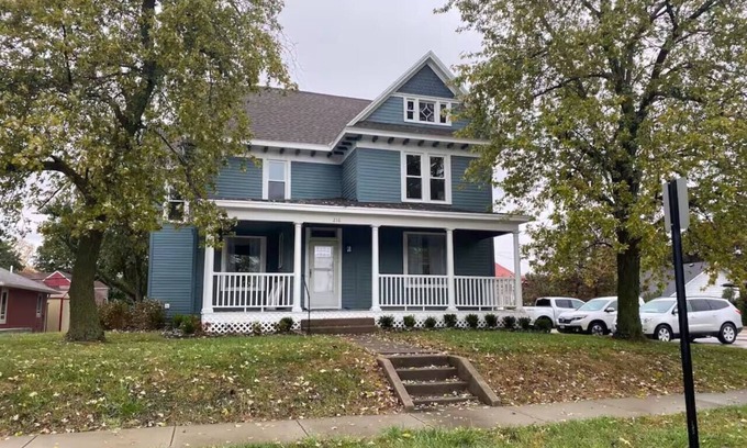 Maryville House | Blue House on Main | *Pet Friendly*