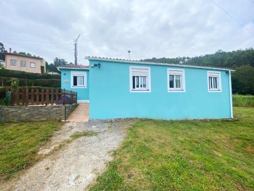 Valdovino House | Blue House Pantin, entre olas y praderas