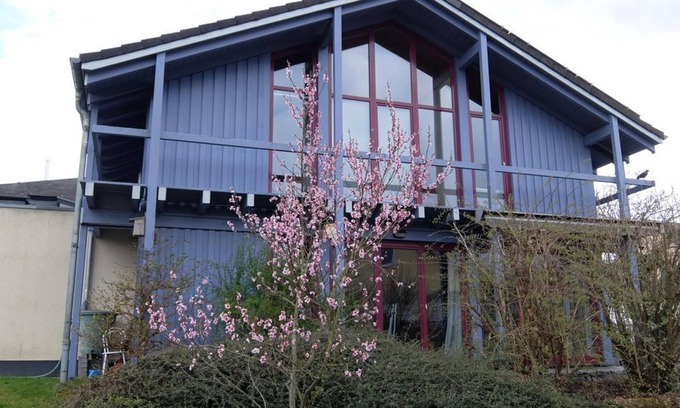 Hetzerath Apartment | Blue house - Une maison bleue - 2-bed vacation apartment shower/WC, up to 4 pers.