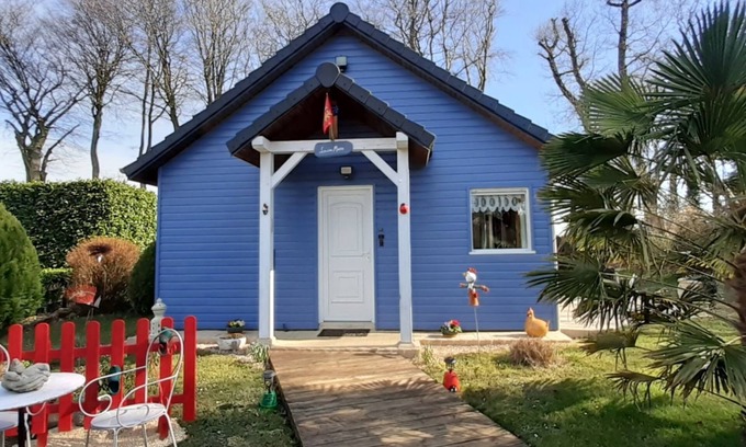 Therouldeville House | Blue house with flower garden 6 km from the sea, private parking, Wifi