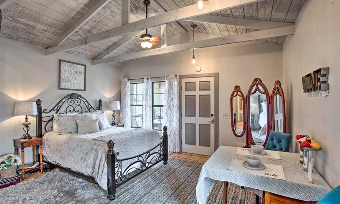 Pittsburg Apartment | Blue Jay Cottage - Pittsburg Studio on Winery!