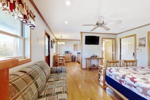Murphysboro House | Blue Line Resort Cabin #2