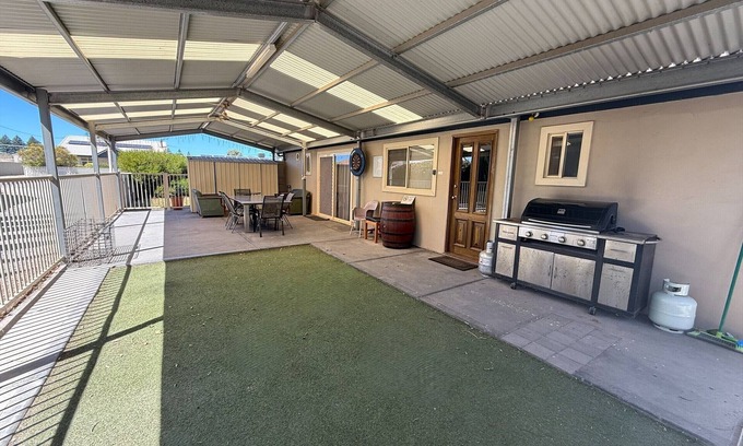 Port Vincent Apartment | Blue Line Unit 1 Great Location! Close to amenities! Off Peak Special!