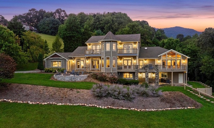 Clyde House | Blue Mountain View by Carolina Mornings | Fire Pit, Hot Tub🚣♂️+Biltmore Pass