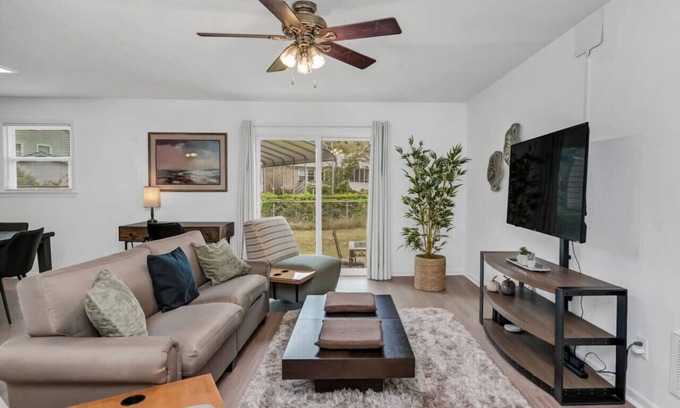 Oak Grove House | Blue Park Nest | 3 BR 2 BA