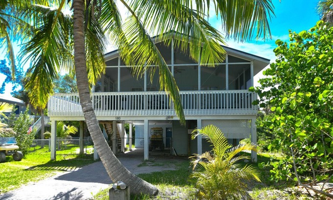 North Captiva House | Blue Pearl-close to beach, screened porch, club, courtesy golf cart for 4.