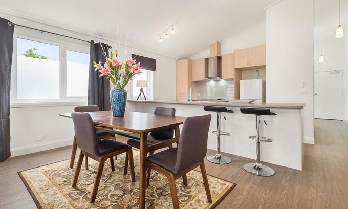 Kyneton Bed & Breakfast | Blue Rosella on Piper